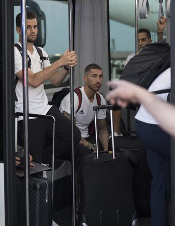 La llegada a Madrid. Sergio Ramos en el autobús que transporta al equipo del avión a la terminal.