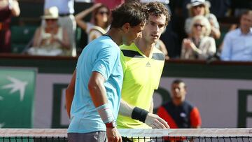 El tenista espa&ntilde;ol Rafa Nadal y el brit&aacute;nico Andy Murray se saludan tras su partido de semifinales de Roland Garros 2014.