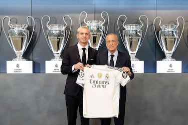 Franco Mastantuono y Florentino Pérez con la camiseta. 