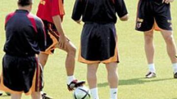 <b>LA SALA DE MÁQUINAS</b>. Sáez con Albelda, Xavi, Xabi Alonso y Baraja. De los cuatro jugarán dos: Albelda y otro.