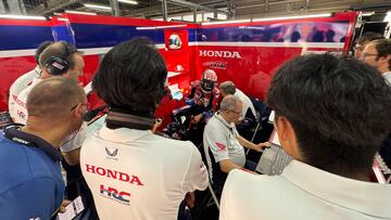 Los mecánicos e ingenieros escuchan las indicaciones de Takaaki Nakagami.