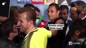 Harry Kane congratulates Keylor Navas in the Bernabéu mixed zone