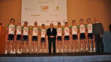 El equipo Euskadi en su presentaci&oacute;n para la temporada 2013.