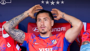 Jos¨¦ Mar¨ªa Gim¨¦nez en el banquillo del Atl¨¦tico en el Metropolitano en el partido de los rojiblancos de Liga ante el Betis en casa en la 24-25. En el alero.