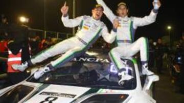 Andy Soucek, junto a su compañero Maxime Soulet, celebra su victoria en Misano encima de su Bentley.
