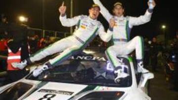 Andy Soucek, junto a su compa?ero Maxime Soulet, celebra su victoria en Misano encima de su Bentley.
