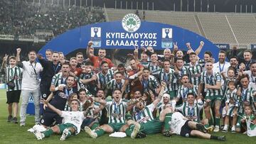 Los jugadores del Panathinaikos celebrando el t&iacute;tulo.