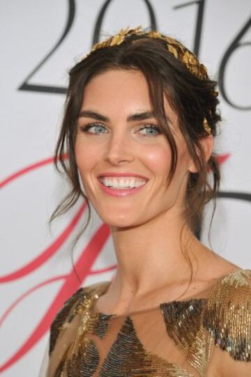 La modelo estadounidense Hilary Rhoda también atendió a los CFDA Fashion Awards.