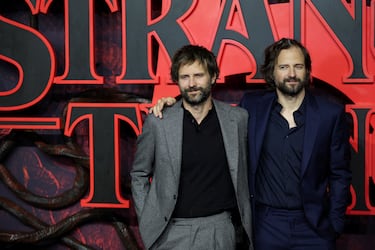 Los hermanos Duffer, creadores de la serie.