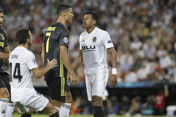 Cristiano Ronaldo y Murillo momentos antes de ser expulsado por el árbitro Félix Byrch.