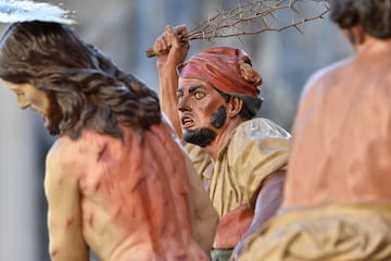 Paso con un Cristo siendo azotado durante la procesión de Los Salzillos de la Real y Muy Ilustre Cofradía de Nuestro Padre Jesús Nazareno el Viernes Santo de la Semana Santa, a 7 de abril de 2023, en Murcia (España). La procesión es una de las más representativas y conocidas mundialmente gracias a las obras de arte, de valor incalculable que realizó el escultor murciano del siglo XVIII Francisco Salzillo Alcaraz. Los nueve pasos que procesionan son realizados por Salzillo Alcaraz menos Nuestro Padre Jesús Nazareno que es una obra anónima. Más de cuatro mil nazarenos participan en la procesión con una túnica morada y muchos de ellos caminan descalzos a lo largo de más de ocho horas de recorrido.