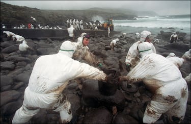 Decenas de voluntarios limpian las playas de la costa gallega. 