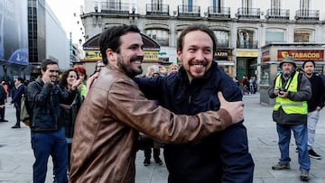 GRA358  MADRID  09 05 2016 - Fotografia colgada por Izquierda Unida  IU  en la red social Twitter de los lideres de Podemos  Pablo Iglesias  d   y de IU  Alberto Garzon  i   dandose un abrazo en la Puerta del Sol  emblema del movimiento del 15M  con el que han anunciado el preacuerdo electoral alcanzado por ambas formaciones para presentarse a los comicios del 26 de junio  EFE   SOLO USO EDITORIAL 