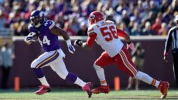 Derrick Johnson persigue a Matt Asiata.