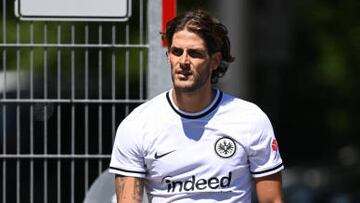 Gonçalo Paciência, en bicicleta, durante la pretemporada de este verano con el Eintracht de Frankfurt.