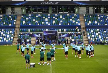 Imagen del entrenamiento del Villarreal, en la que los jugadores se cogen de la mano formando un corro. Belfast (Irlanda del Norte) acogió un partido en el que todos los aficionados españoles sueñan con una victoria del submarino amarillo en la Supercopa de Europa frente al Chelsea.