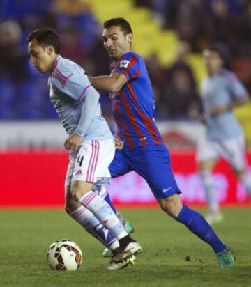 Orellana pelea un balón con David Barral.