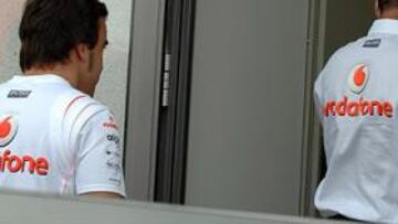 <b>REUNIÓN.</b> Ron Denis llamó a Fernando Alonso y a Lewis Hamilton tras la clasificación para aclarar la situación.