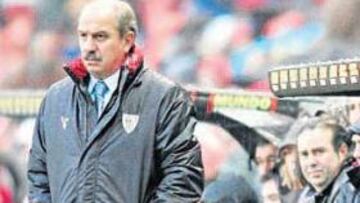 <b>CENTRADO. </b>Mané sigue un partido del Athletic desde el banquillo de San Mamés.