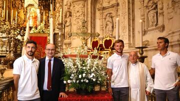 Ofrenda floral del Sevilla en la Catedral con los capitanes, Castro y Julen Lopetegui. Toni Rodríguez/Diario AS
