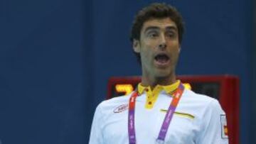 El seleccionador de waterpolo femenino durante el encuentro España-Hungría, en el que vio la tarjeta roja.