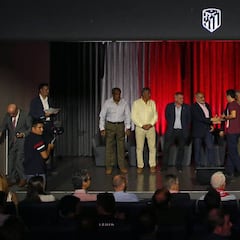 El Atlético rinde homenaje a los socios que tiraron del carro
