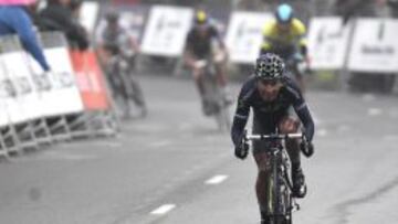 El colombiano Nairo Quintana entra destacado del resto de favoritos en la meta de Arrate. EFE/Javier Etxezarreta.