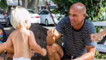 Kelly Slater, junto a Van, el bebé al que rescató.