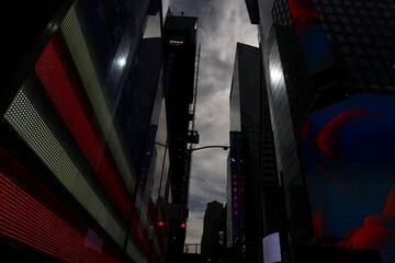 La luz se refleja en los edificios durante un eclipse solar en Times Square en la ciudad de Nueva York.