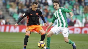 Rubén Pardo busca robar un balón a Orellana.