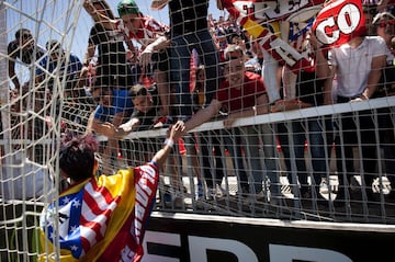 Aficionados del Atlético de Madrid feclicitan a las jugadores tras el triunfo como campeonas de la Liga Iberdrola de fútbol femenino, por primera vez en su historia