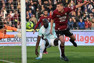 Un enorme Guillermo Ochoa rescató el empate con la Salernitana
