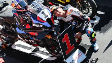 Toprak Razgatlioglu posa junto a su moto.