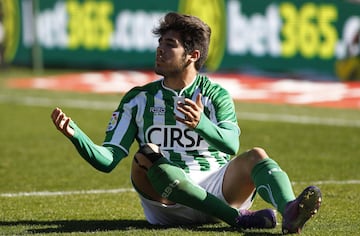 Canterano del Real Betis, estuvo en el club verdiblanco hasta el 2013 y jugó 33 partidos oficiales. 