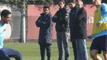 <b>PREOCUPADOS. </b>Jesús Pérez, Ramon Planes, Mauricio Pochettino y Fernando Molinos, ayer, en el entrenamiento.