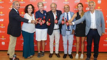 Alejandro Andreu, Aurora Carbonell, Marta Figueras-Dotti, Jose&acute;Mar&iacute;a Mass&oacute;, Santi Siquier, Andrea Jonama y Fede Segarra brindan por el &eacute;xito de la segunda edici&oacute;n del Estrella Damm Mediterranean Open.