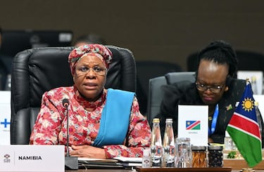 Forma de gobierno: República semipresidencialista | Nandi-Ndaitwah es una diplomática y política del partido Organización del Pueblo de África del Sudoeste de ideología de centroizquierda a izquierda. Ejerce el cargo desde el 21 de marzo de 2025. 