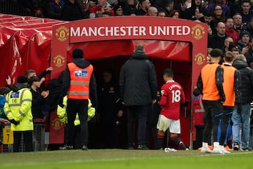 El árbitro Andre Marriner expulsa a Carlos Casemiro por agarrar del cuello a Will Hughes.