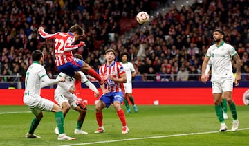 1-0. Javi Galn cuelga el baln desde la izquierda y Giuliano Simeone remata picado a la derecha de Jir Letcek para anotar el primero en el minuto 7.