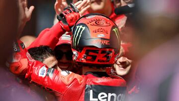 Bagnaia celebra su victoria del domingo en el parque cerrado con los ingenieros de Ducati.