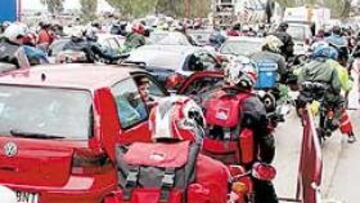 <b>INDIGNANTE</B>. La lluvia, los malos accesos y el mal dispositivo organizado por las autoridades, que cerraron un párking, motivaron el gran colapso de la fiesta de las motos.