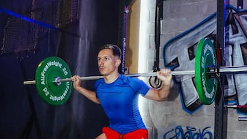 Bryan Zaragoza ejercitándose en el gimnasio.