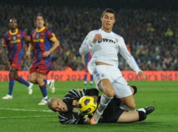 Barcelona (5) - Real Madrid (0). Fue el primer Clásico de Mourinho con el conjunto blanco. Los jugadores del Real Madrid reclamaron enérgicamente un posible penalti de Valdés a Cristiano Ronaldo con 2-0 en el marcador. El portero catalán hubiese sido expulsado al ver la segunda amarilla. 