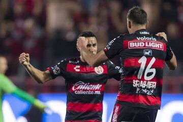 Braghieri y Luis Fuentes celebran el triunfo en el Xolos de Tijuana 3-2 América de la jornada 13 del Clausura 2019 de la Liga MX en el Estadio Caliente.