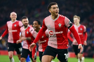 Último equipo: Southampton 
Posición: Delantero centro
Edad: 27
Valor de Mercado: 15MM.   