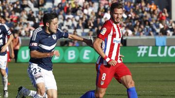 Saúl conduce el balón ante un jugador del Victory.