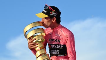 Cycling - Giro d'Italia - Stage 21 - Rome to Rome - Italy - June 1, 2025 Team Visma | Lease a Bike's Simon Yates kisses the trophy as he celebrates on the podium after winning the Giro d'Italia REUTERS/Jennifer Lorenzini