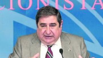 <b>CONTINUIDAD. </b>Lendoiro, en una asamblea del club.