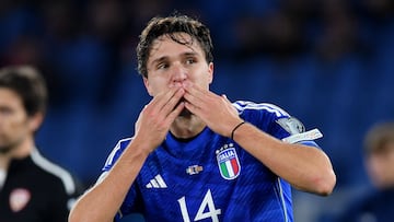 Federico Chiesa celebra un gol con la Selección italiana.