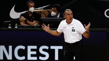 PAMPLONA, 24/08/2022.- El seleccionador de España, Sergio Scariolo, durante el partido de la primera jornada de la segunda fase de clasificación para la Copa del Mundo 2023 que las selecciones de baloncesto de España e Islandia disputan hoy miércolesz en el Navarra Arena de Pamplona. EFE/Jesús Diges
